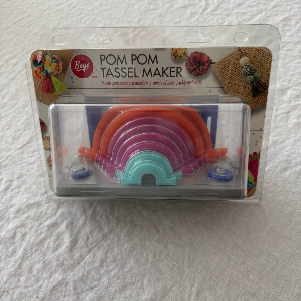 Boye POM POM TASSEL Maker Crafts 10 size Pom Poms 11 size Tassels NEW Sealed